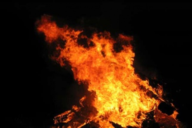 Bị cấm yêu, con gái phóng hỏa đốt phòng mẹ 