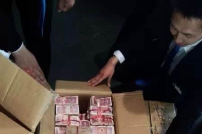 Đại gia 'chơi ngông' dùng 100kg tiền lẻ tậu BMW 7 Series 