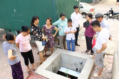 Hơn 300 hộ dân Hà Nội xếp hàng chờ vét nước như thời bao cấp