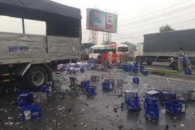 Bình Dương: Xe tải chở bia bị tai nạn, quốc lộ 1A ùn tắc kéo dài