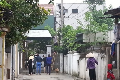 Nam thanh niên 'ngáo đá' đu cột điện, bơi quanh Tháp Rùa
