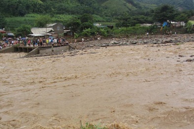 Sơn La: Thắt lòng trẻ 7 tuổi bị nước lũ cuốn văng khỏi tay cha 