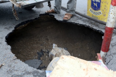 Hà Nội: Xuất hiện hố tử thần có thể 'nuốt' trọn xe máy