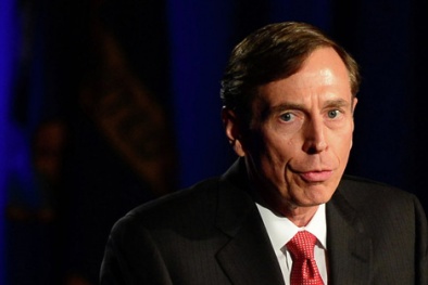 Cựu giám đốc CIA bị phạt 2 năm tù treo vì 'mê' mỹ nhân