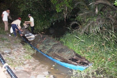 TPHCM: Đi nhậu về lật ghe, 1 người mất tích