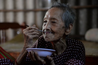 Bí quyết sống lâu từ nước đường của cụ bà Việt cao tuổi nhất thế giới