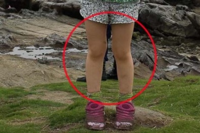 Rợn người vì ‘đôi chân ma’ trong bức ảnh bé gái trên bãi biển