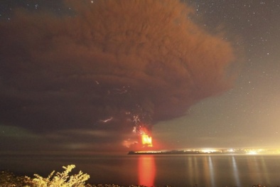 UFO tiếp tục xuất hiện trên miệng núi lửa đang phun trào