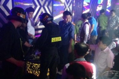 Bắt quả tang 6 nam, 7 nữ đang ‘thác loạn’ trong phòng hát Karaoke