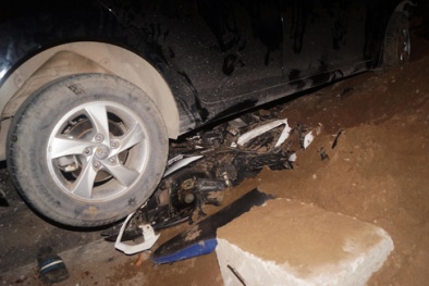 Truy tìm lái xe ô tô cán nát xe máy, bỏ mặc nạn nhân vùi trong cát