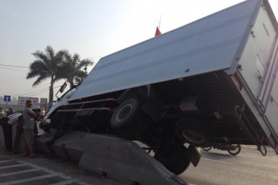 Thanh Hóa: 'Thót tim' nhìn xe tải làm xiếc trên dải phân cách