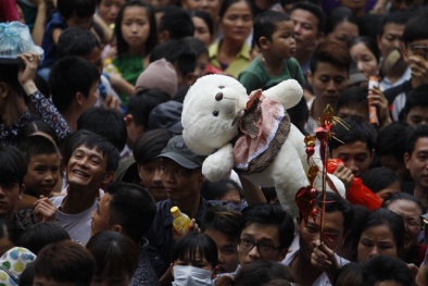 Cha mẹ kéo con leo dốc, 'đu cây' lên dâng hương Đền Hùng