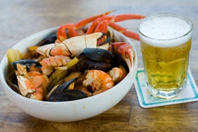 Sai lầm khi uống bia với hải sản