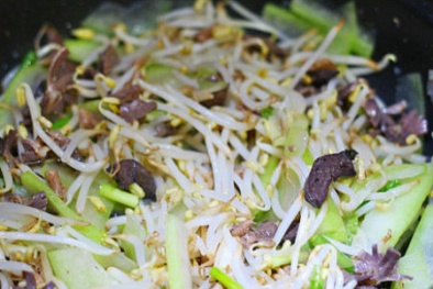 Thực hư việc xào gan lợn với giá đỗ gây chết người