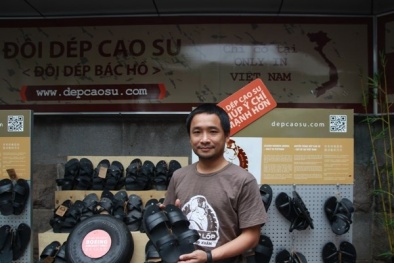 'Vua dép lốp' quảng bá chủ quyền biển đảo qua đôi dép cao su