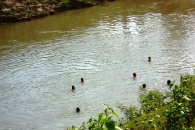 Xót xa hai nữ sinh chết đuối do trượt chân xuống hồ sâu