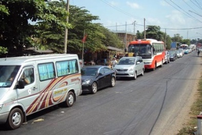 Quốc lộ ùn tắc, tê liệt hai ngày vì dân về quê nghỉ lễ
