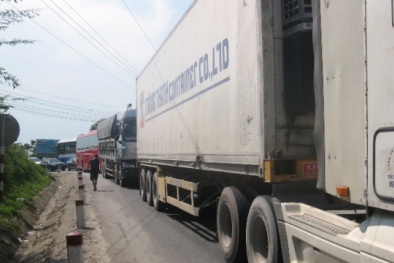 Huế: Hơn nghìn du khách chờ cả ngày qua đèo Phước Tượng