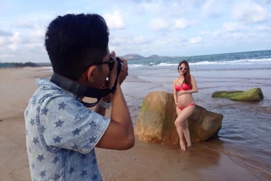 Mặc bầu bí, Khánh Thi vẫn diện bikini làm 'mẫu ảnh'