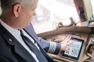 Hàng chục máy bay 'nằm đất' vì... lỗi phần mềm iPad 