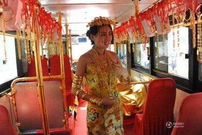 Khoác vàng lên người mỹ nhân để du khách thoải mái lục đồ tìm quà