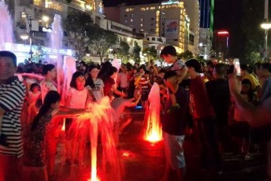 TP.HCM: Phố đi bộ Nguyễn Huệ đông nghẹt người ngày tết Độc lập