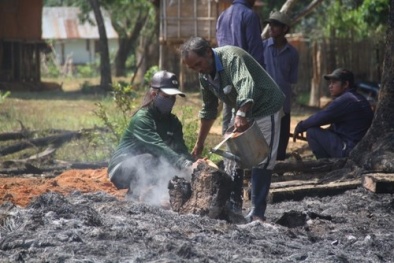 Đồng bào Bana đau xót nhìn sét đánh thiêu rụi nhà sàn trăm tuổi