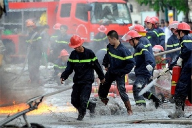 Cháy lớn ở Tiền Giang, cảnh sát thâu đêm cứu xưởng gỗ