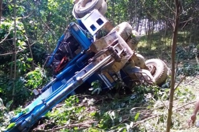 Máy xúc mất phanh lao xuống vực, tài xế bị đè chết tại chỗ