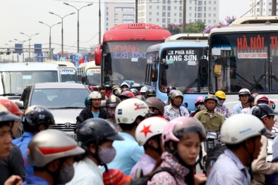 Các ngả đường Thủ đô 'chật cứng' sau kì nghỉ kéo dài