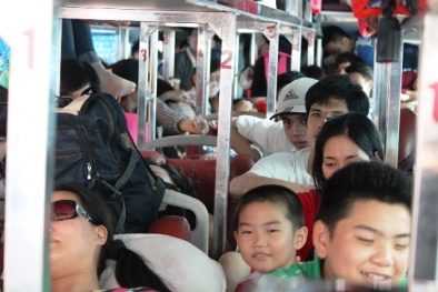 Xe khách giường nằm nhồi nhét 111 người đầy 'tài tình' 