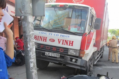 Đà Nẵng: Dừng xe bên lề đường bị xe tải đâm trọng thương