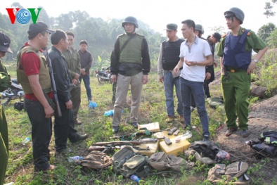 Dùng súng AK 'hộ tống' 160 bánh heroin qua biên giới