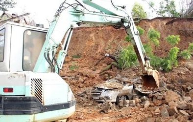 Đà Lạt: Xe ô tô 7 chỗ rúm ró sau tai nạn sụp ta luy