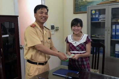 Bà bầu xúc động khi được CSGT gọi lên trả ví tiền rơi
