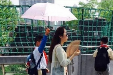 Cô giáo thản nhiên bắt học trò che ô cho suốt chuyến dã ngoại