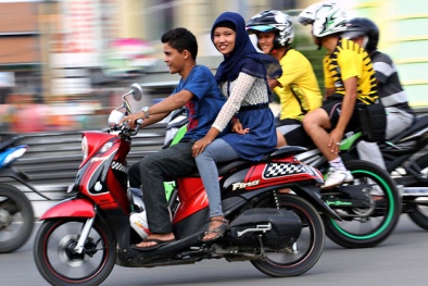 Indonesia: Nam nữ độc thân không được đi chung xe máy
