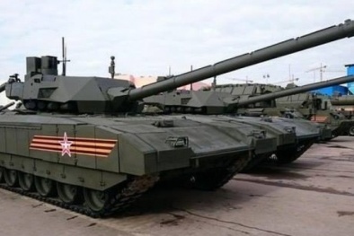 Siêu tăng Armata của Nga hùng dũng diễu hành trên phố