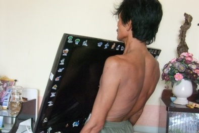 'Người nam châm' Việt Nam có khả năng sờ vào điện 220V