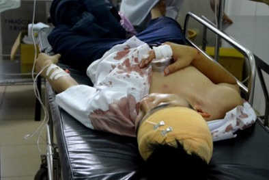 Nhóm côn đồ táo tợn xông vào cổng trường chém nam sinh