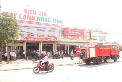 Hà Tĩnh: Lửa lan khắp siêu thị điện cháy vào giữa trưa