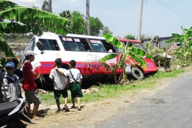 Cà Mau: Làm rõ vụ xe buýt nổ lốp lật nghiêng giữa đường