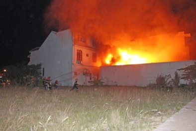 Đà Nẵng: Nổ kho hóa chất, 15 cán bộ chữa cháy bị bỏng