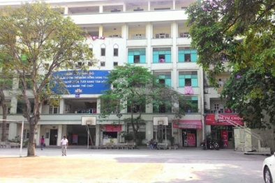 Chân tướng vụ nam sinh đang tỏ tình bị bảo vệ đạp ngất xỉu 