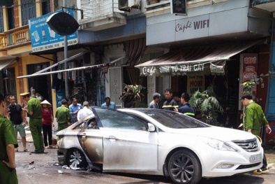 Ô tô đang chạy bốc cháy 'tiện' thiêu luôn xe máy ven đường