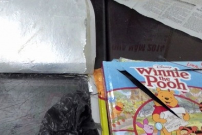 Nhận quả đắng vì giấu tới 5kg ma túy trong truyện tranh 