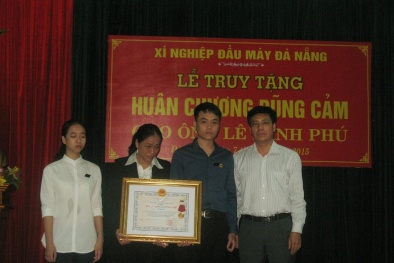 Tai nạn tàu SE5: Vợ rơi nước mắt nhận Huân chương dũng cảm thay chồng