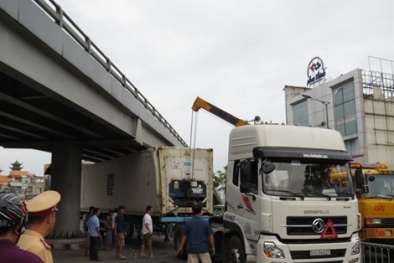 TP.HCM: Gỡ xe container bị dính chặt vào gầm cầu thép 