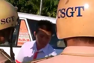 Kon Tum: Đình chỉ lái xe taxi vì quay clip CSGT?