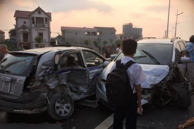 2 xe ô tô biến dạng vì một cú 'tạt đầu'